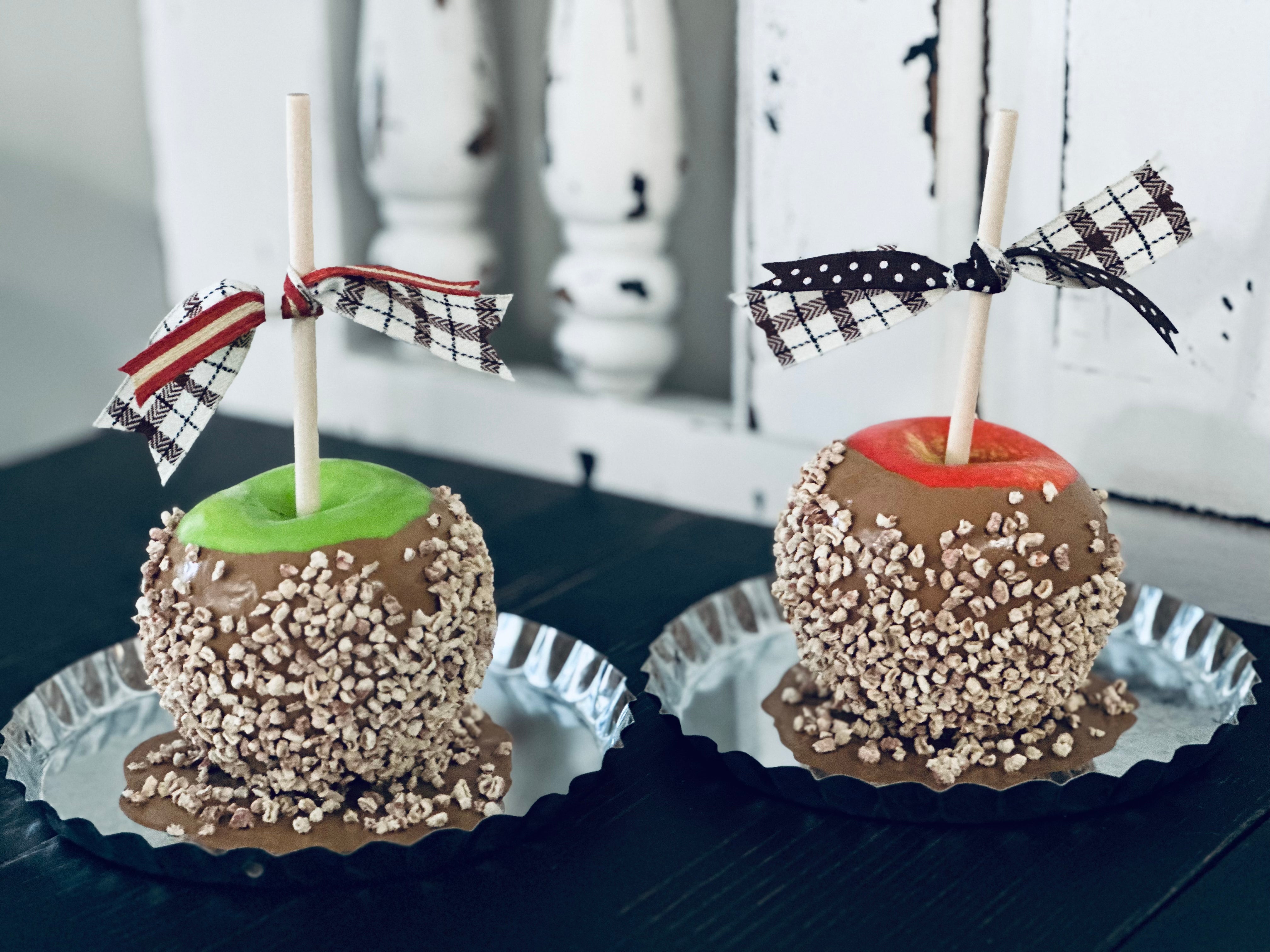 This image shows a picture of both the red and green apples.  These are not edible, and are only for decor use.  Each faux caramel apples come with fake peanuts that are attached to the apple.  You can add scented oil drops to fragrant any room.  Add drops of your favorite oil to the stem.  Enjoy!