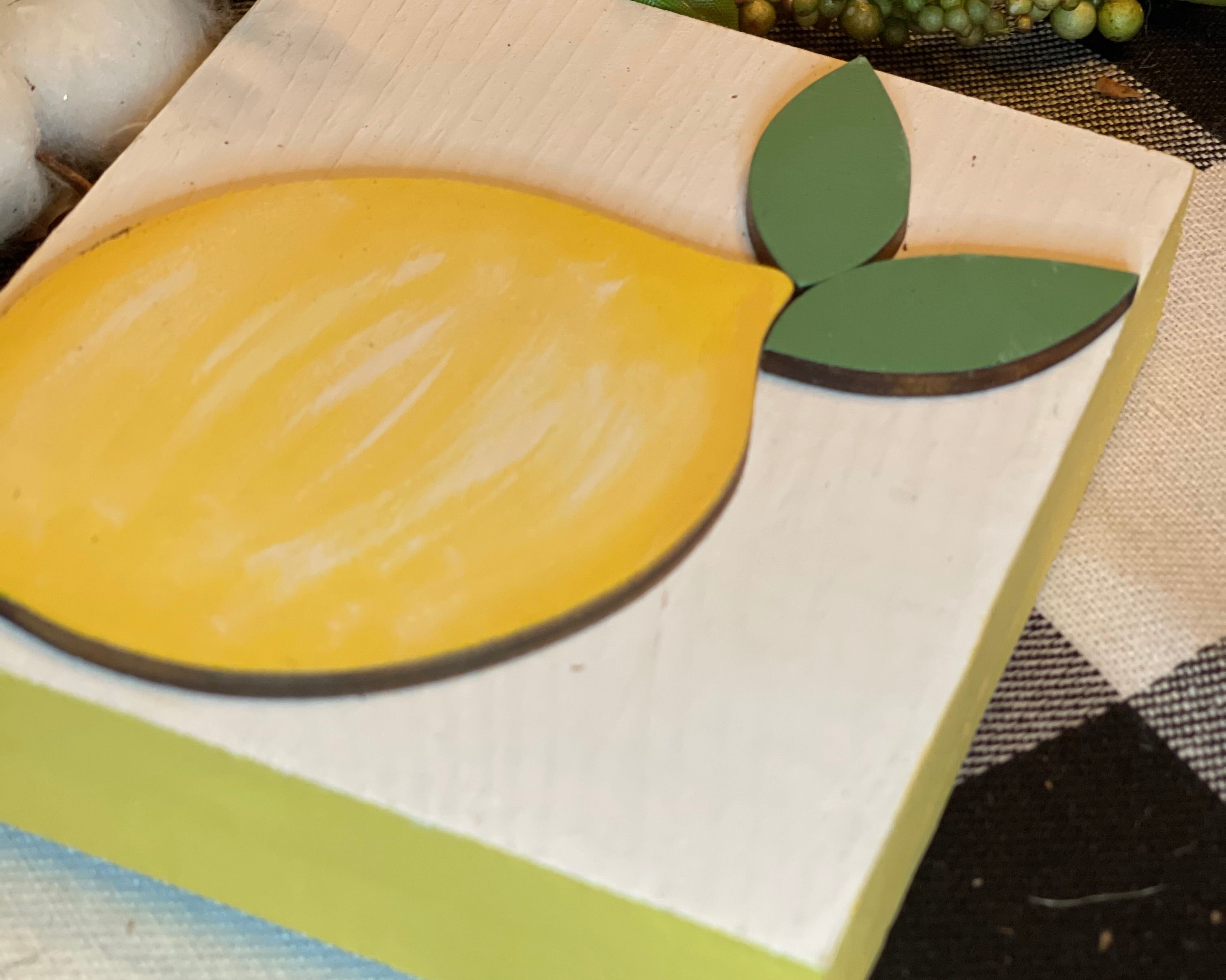 This image shows the side details of the white lemon block sign.