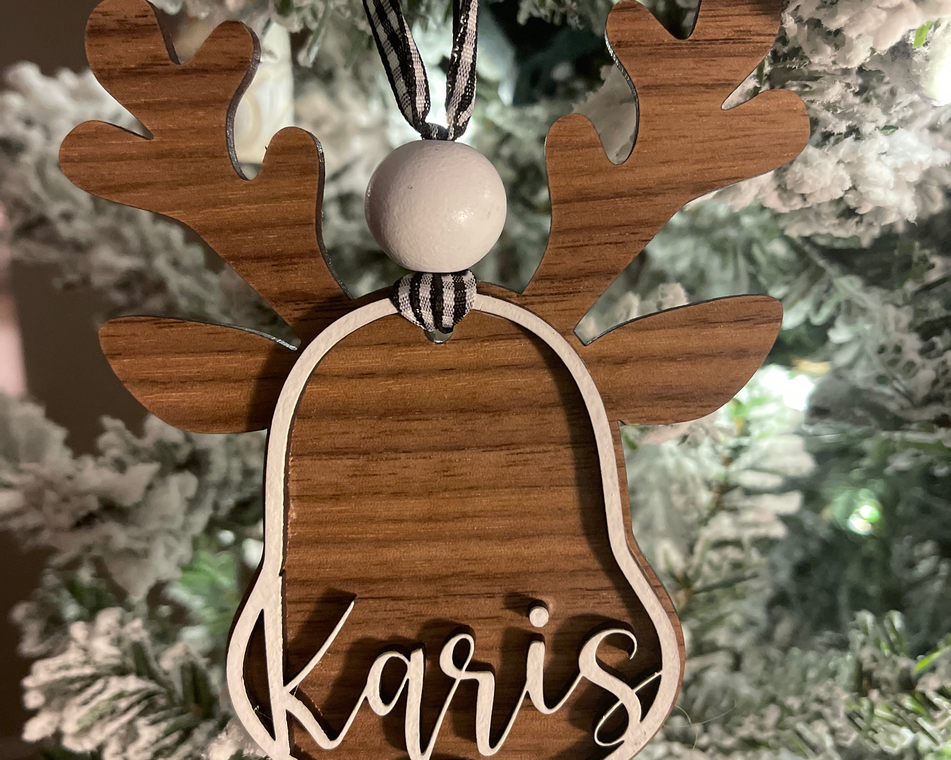 This reindeer ornament has the 3D name cutout.